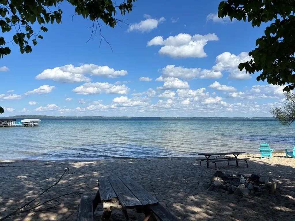 10009 E Lakeview Hills Road Elmwood Charter Township MI 49684