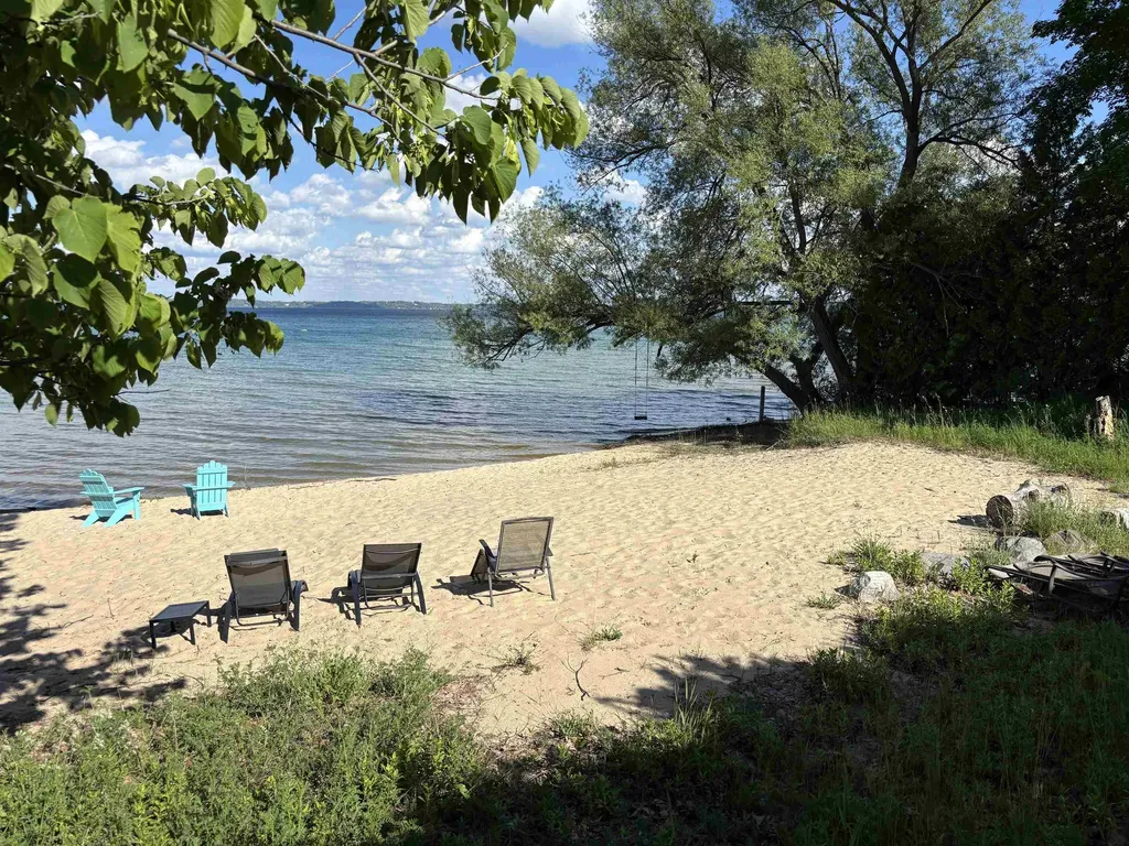 10009 E Lakeview Hills Road Elmwood Charter Township MI 49684