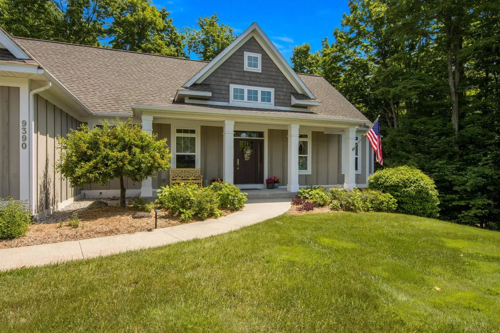 9390 E Summerfield Drive Elmwood Charter Township MI 49684