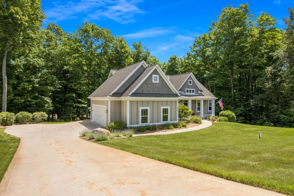 9390 E Summerfield Drive Elmwood Charter Township MI 49684