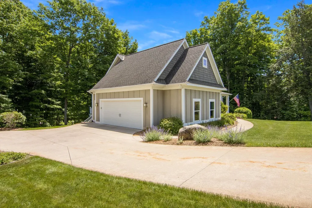 9390 E Summerfield Drive Elmwood Charter Township MI 49684