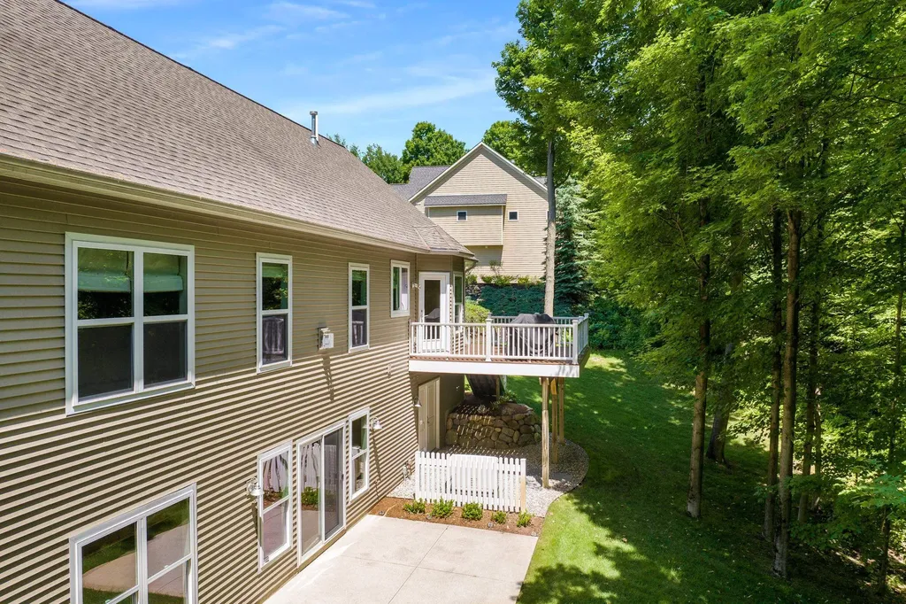 9390 E Summerfield Drive Elmwood Charter Township MI 49684