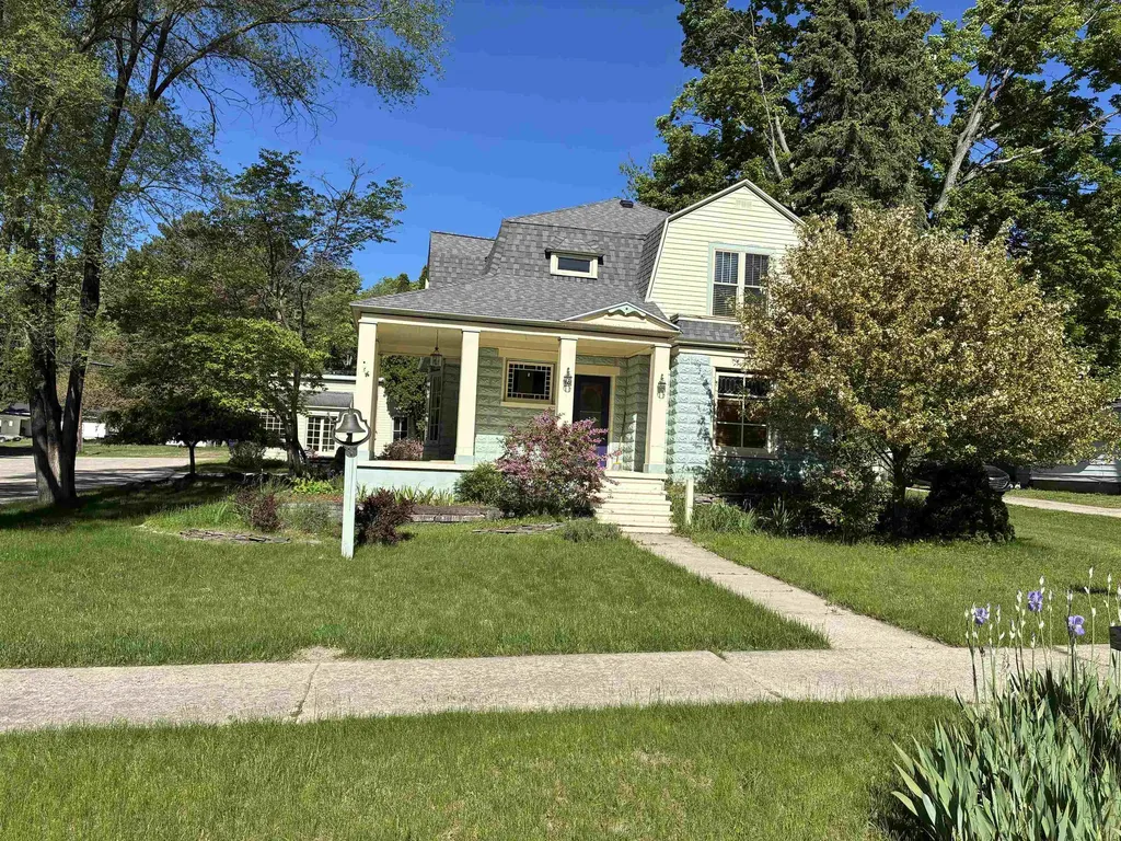 407 N Bridge Forest Home Township MI 49615