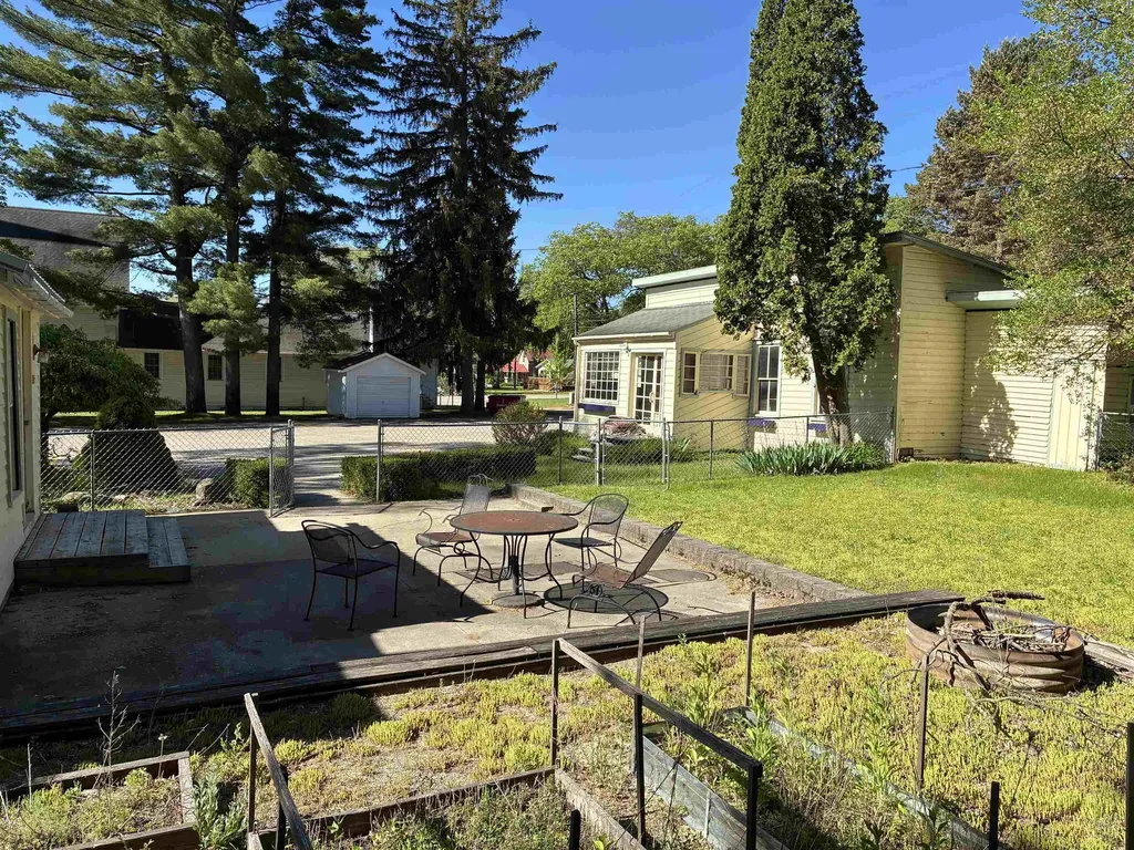 407 N Bridge Forest Home Township MI 49615