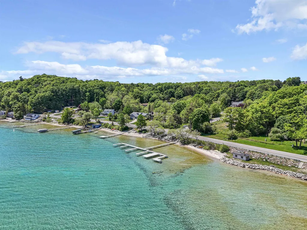 10159 Council Oak Drive Peninsula Township MI 49686