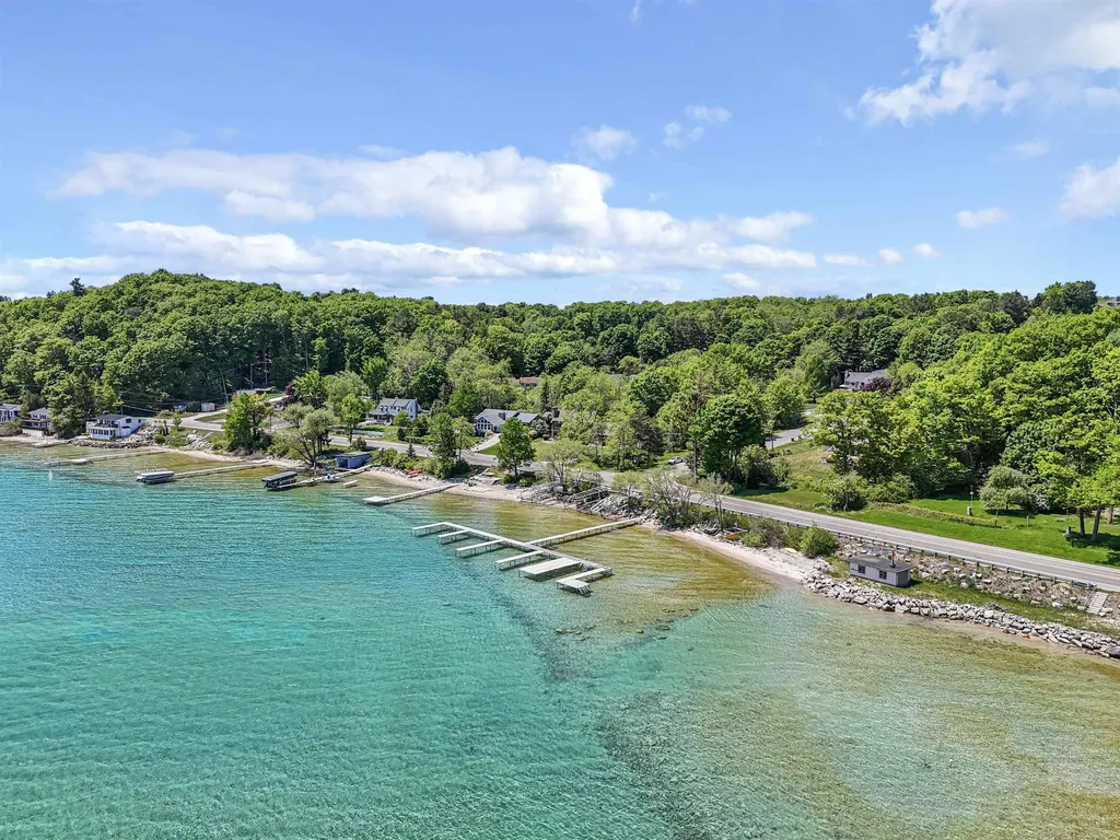 10159 Council Oak Drive Peninsula Township MI 49686