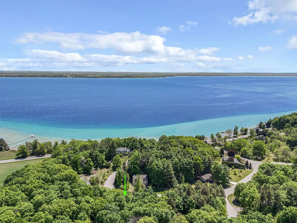 10159 Council Oak Drive Peninsula Township MI 49686