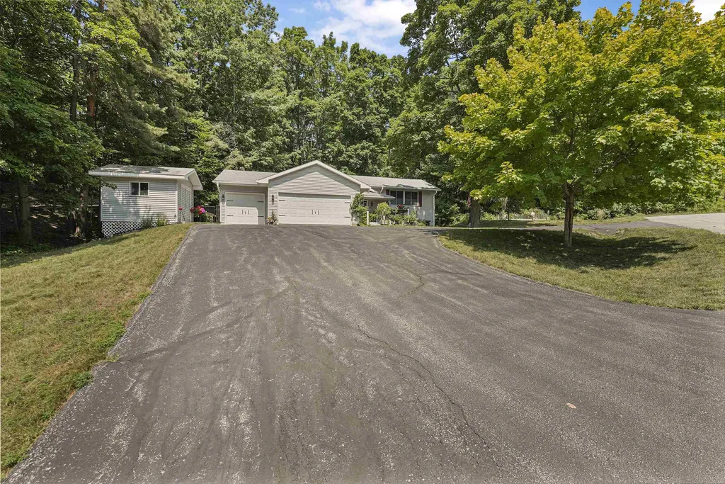 10159 Council Oak Drive Peninsula Township MI 49686