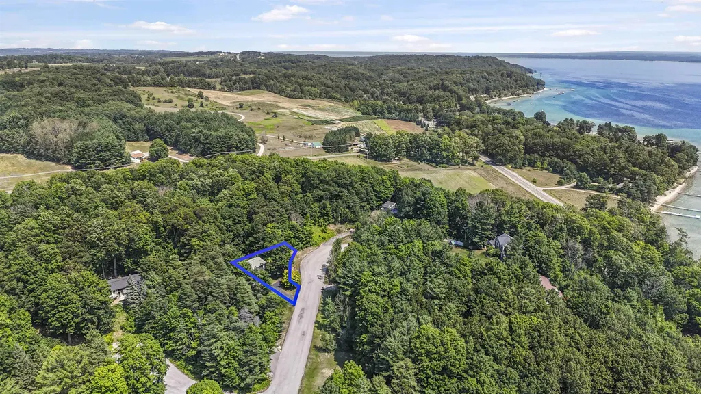 10159 Council Oak Drive Peninsula Township MI 49686