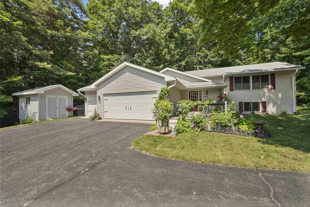 10159 Council Oak Drive Peninsula Township MI 49686
