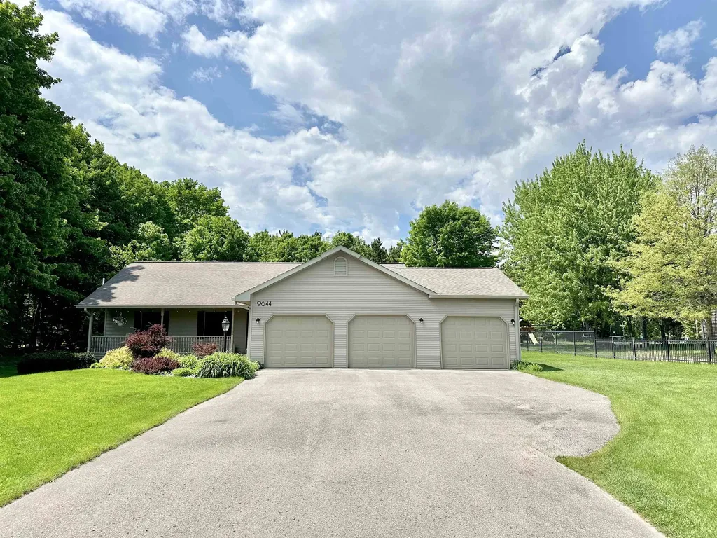 9644 Bobbys Trail Long Lake Township MI 49684