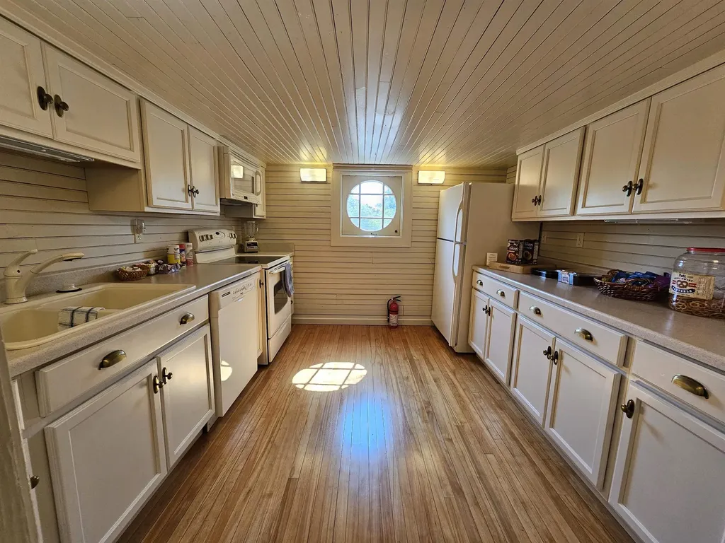 230 Wellington Traverse City City MI 49686