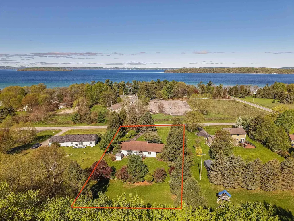 13686 Hedeen Drive Peninsula Township MI 49686