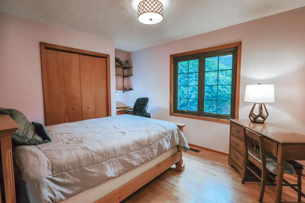 13686 Hedeen Drive Peninsula Township MI 49686