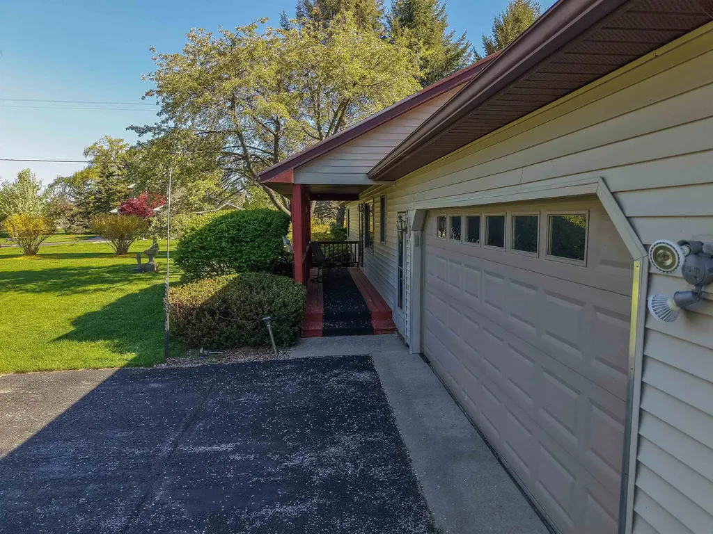 13686 Hedeen Drive Peninsula Township MI 49686