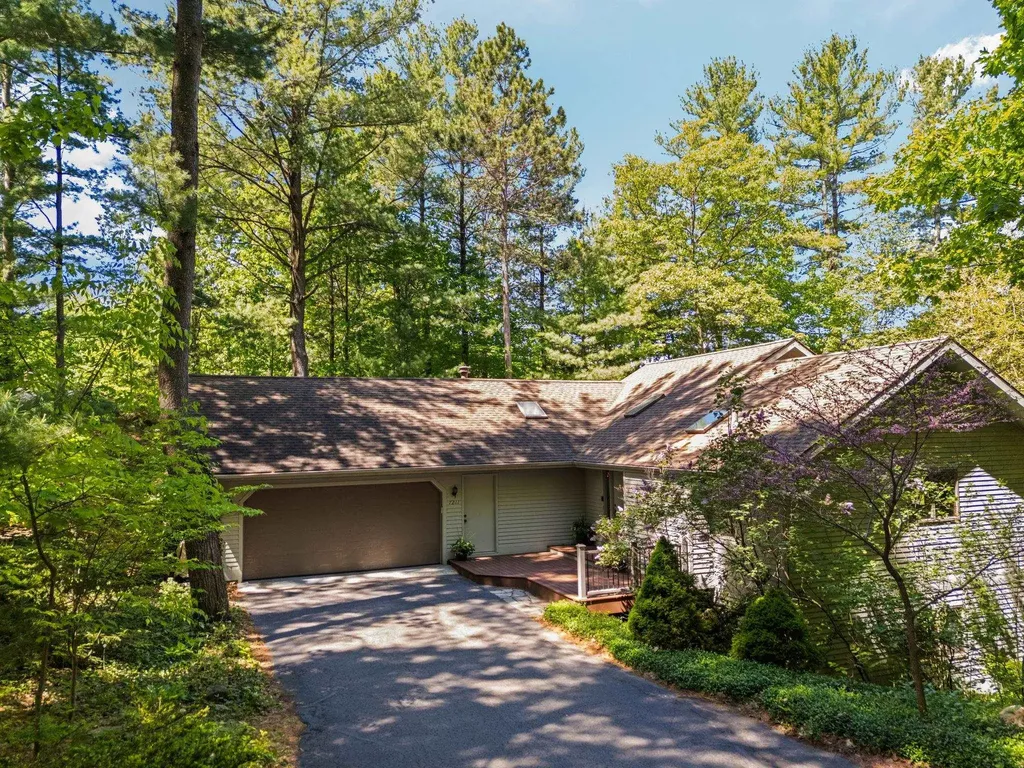 7211 Logan Lane Peninsula Township MI 49686