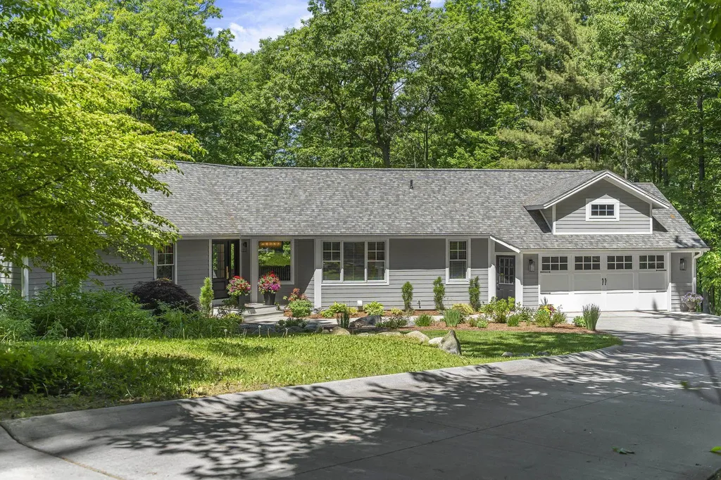 7059 Leorie Drive Peninsula Township MI 49686