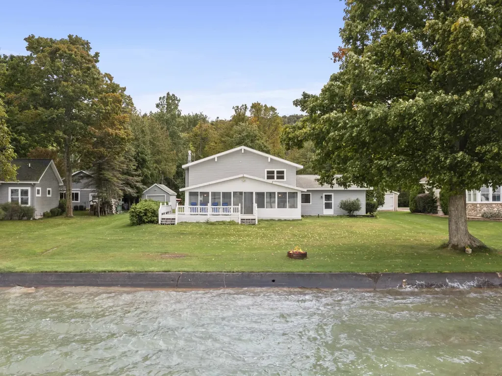 6910 Carter Road Benzonia Township MI 49617