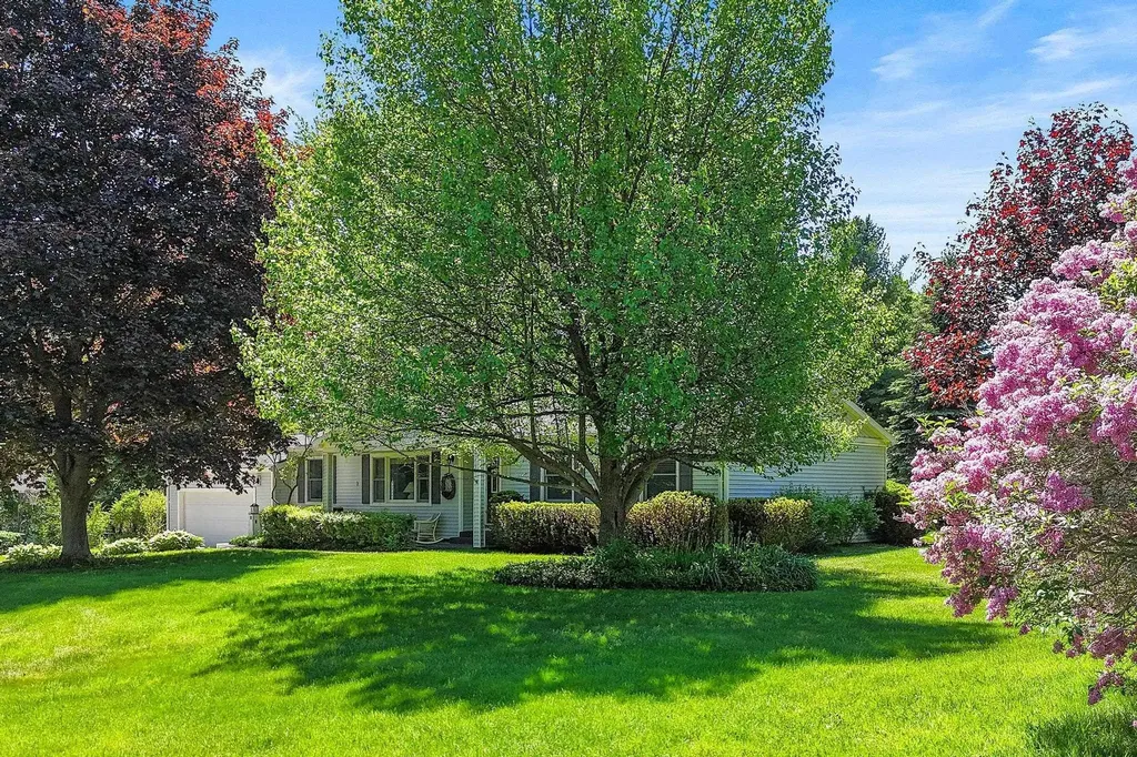 10062 E Claremont Drive Elmwood Charter Township MI 49684