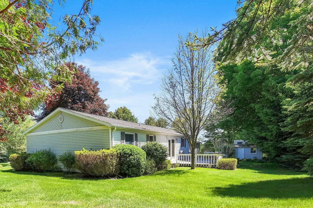 10062 E Claremont Drive Elmwood Charter Township MI 49684