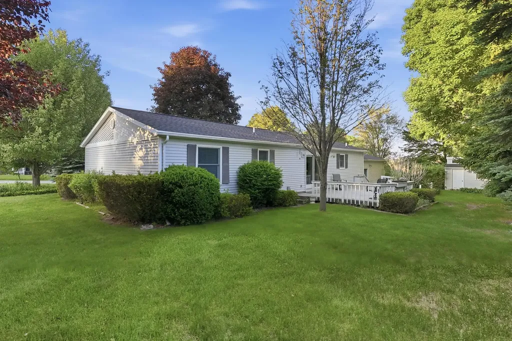 10062 E Claremont Drive Elmwood Charter Township MI 49684