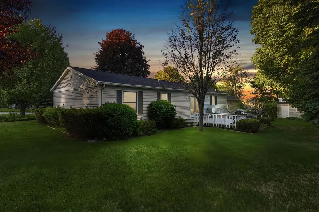 10062 E Claremont Drive Elmwood Charter Township MI 49684