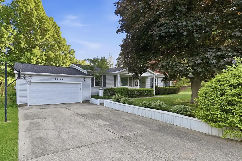 10062 E Claremont Drive Elmwood Charter Township MI 49684