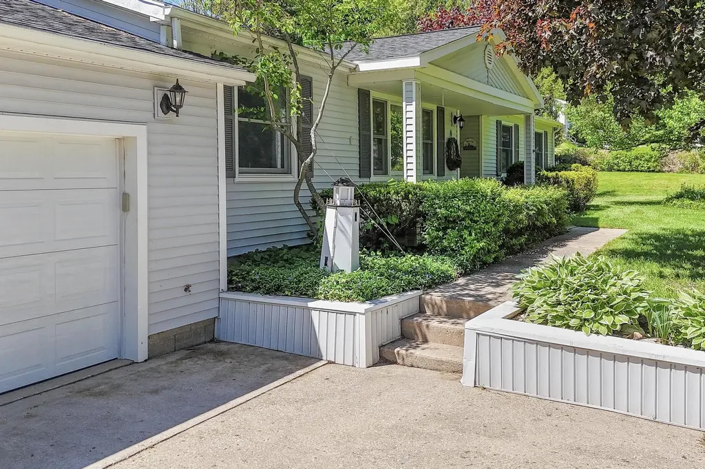 10062 E Claremont Drive Elmwood Charter Township MI 49684
