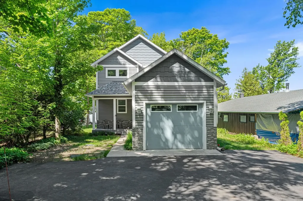 8440 S Lakeview Road Elmwood Charter Township MI 49684