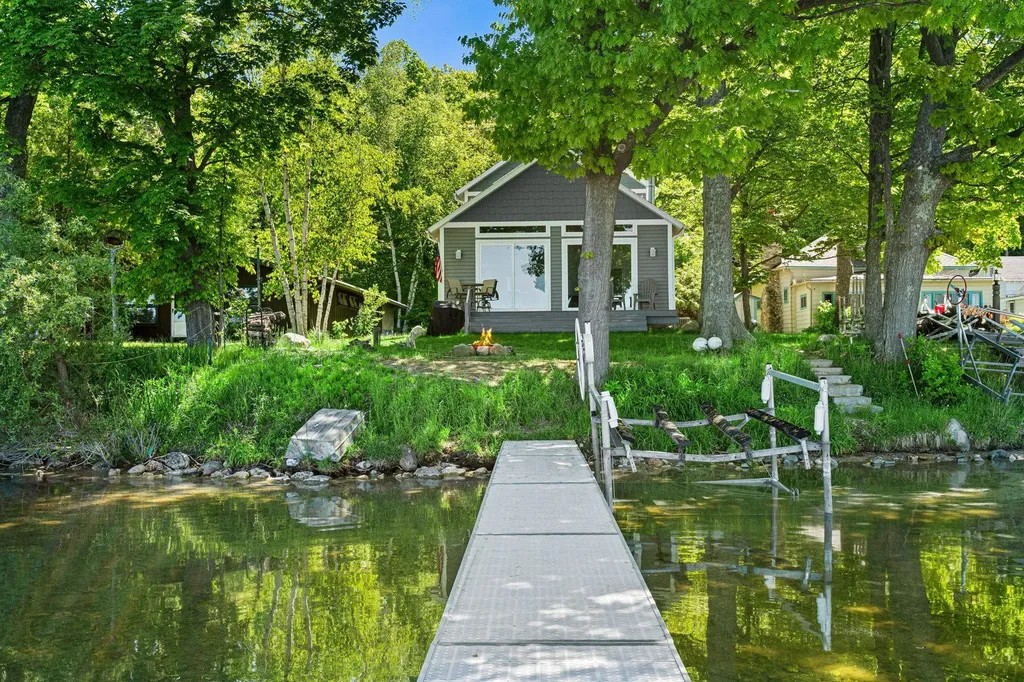 8440 S Lakeview Road Elmwood Charter Township MI 49684