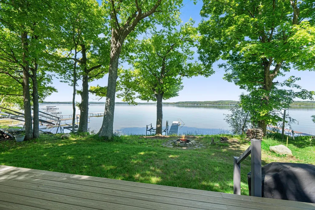 8440 S Lakeview Road Elmwood Charter Township MI 49684