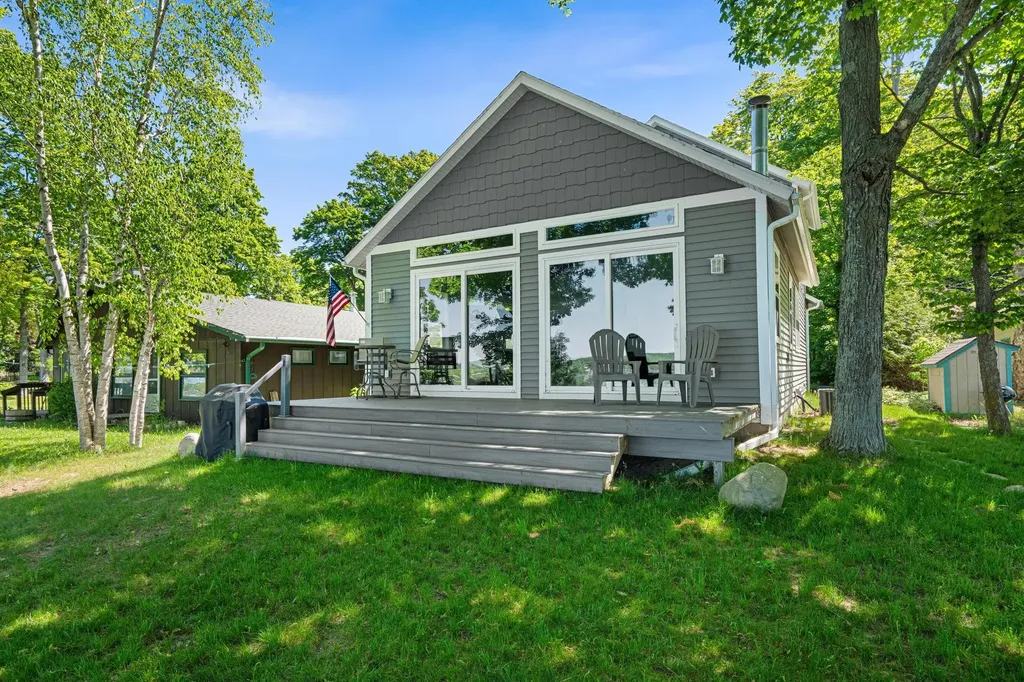 8440 S Lakeview Road Elmwood Charter Township MI 49684