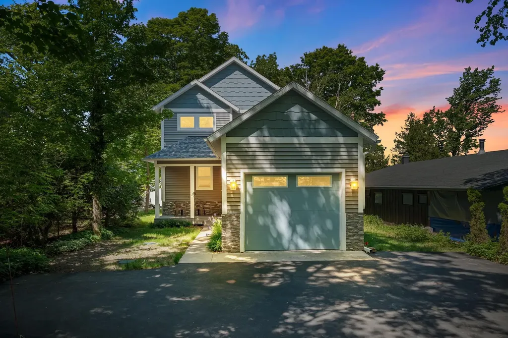 8440 S Lakeview Road Elmwood Charter Township MI 49684
