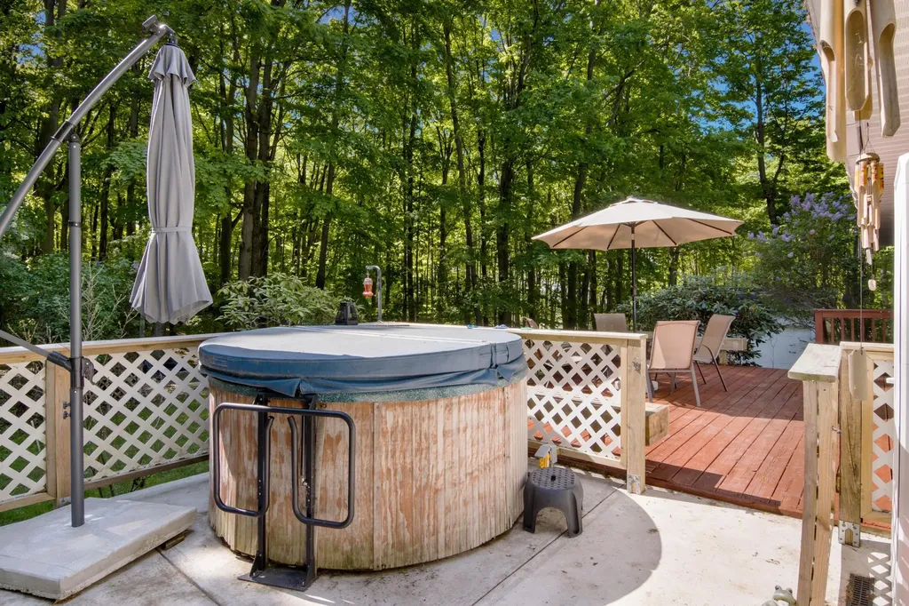 2057 Glory Road Crystal Lake Township MI 49635