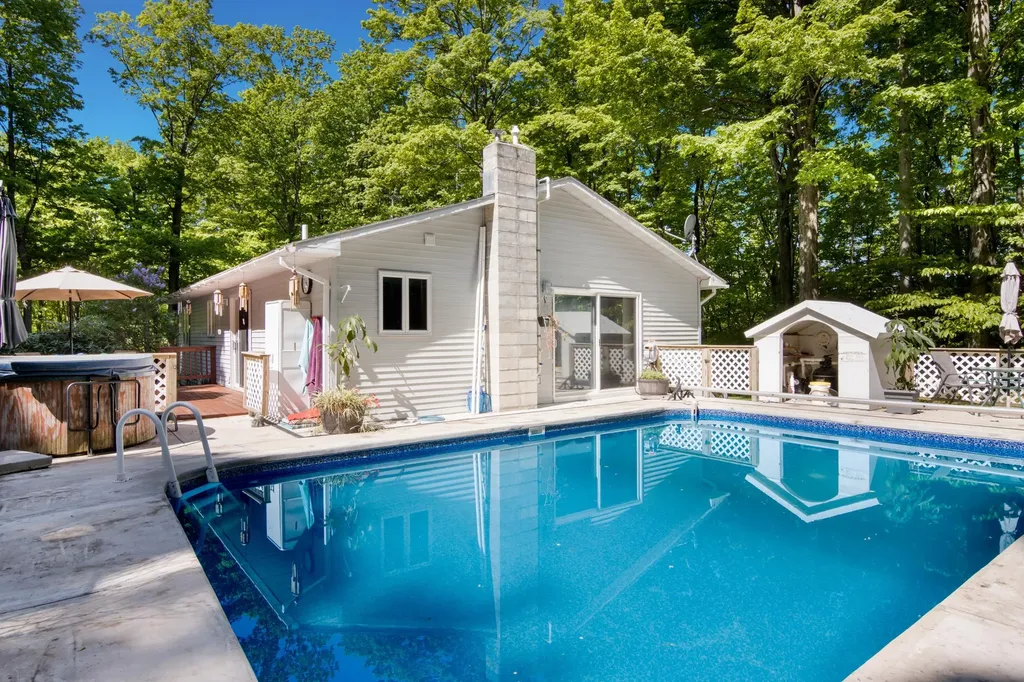 2057 Glory Road Crystal Lake Township MI 49635
