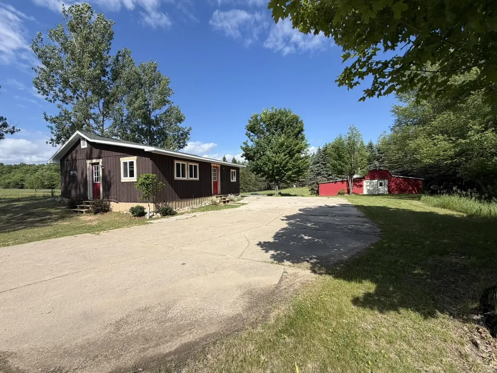 6855 W Sharon Road, SW Springfield Township MI 49633