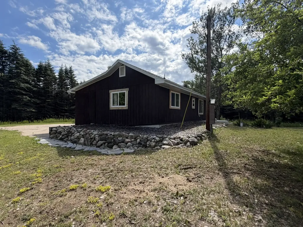 6855 W Sharon Road, SW Springfield Township MI 49633