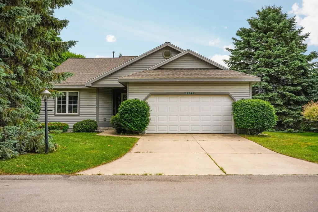 12016 S Elk Run Elmwood Charter Township MI 49684