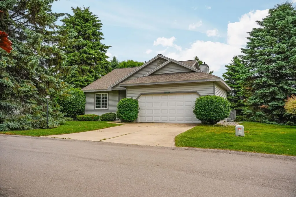 12016 S Elk Run Elmwood Charter Township MI 49684