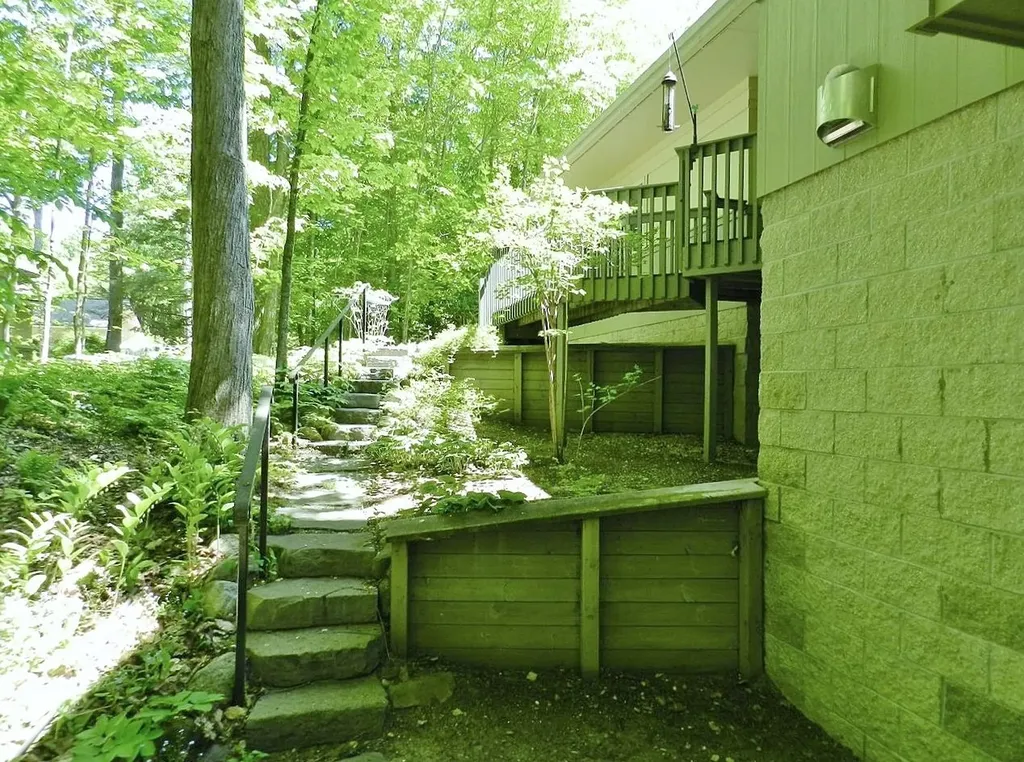 12055 S Woodwinds Circle Elmwood Charter Township MI 49684