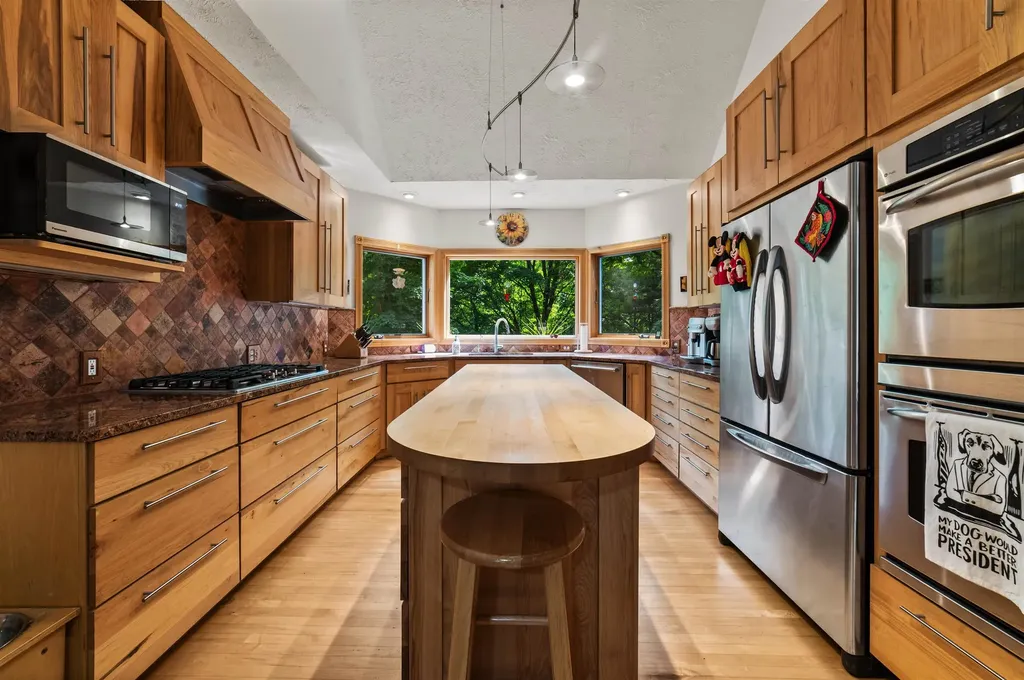 10552 Craig Road Peninsula Township MI 49686
