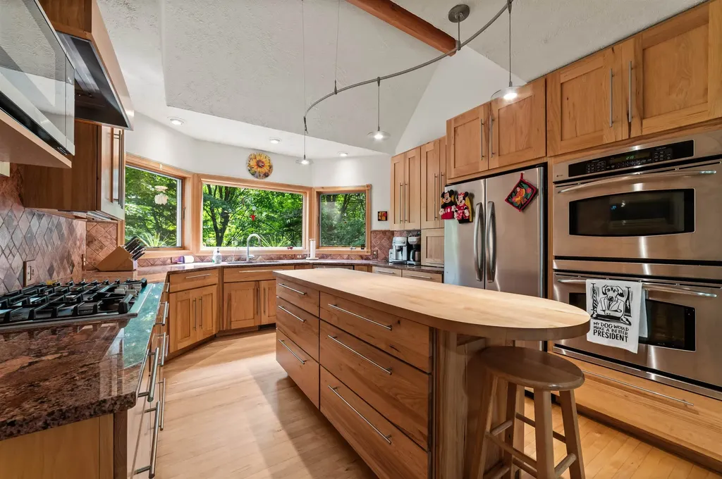 10552 Craig Road Peninsula Township MI 49686