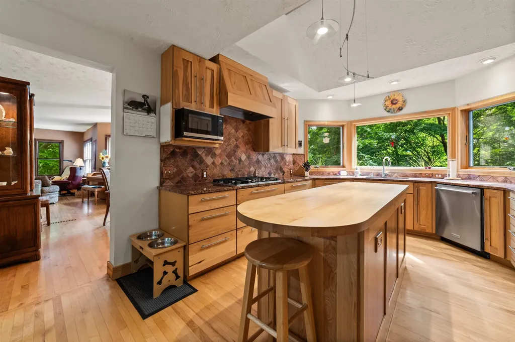 10552 Craig Road Peninsula Township MI 49686