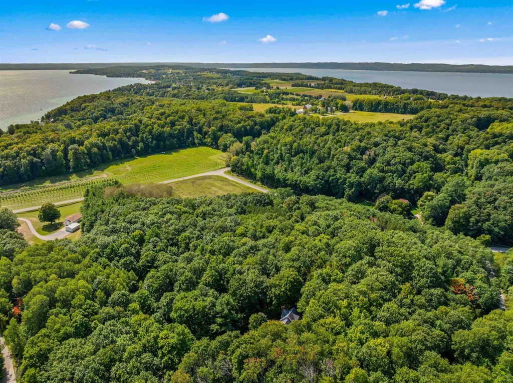 10552 Craig Road Peninsula Township MI 49686
