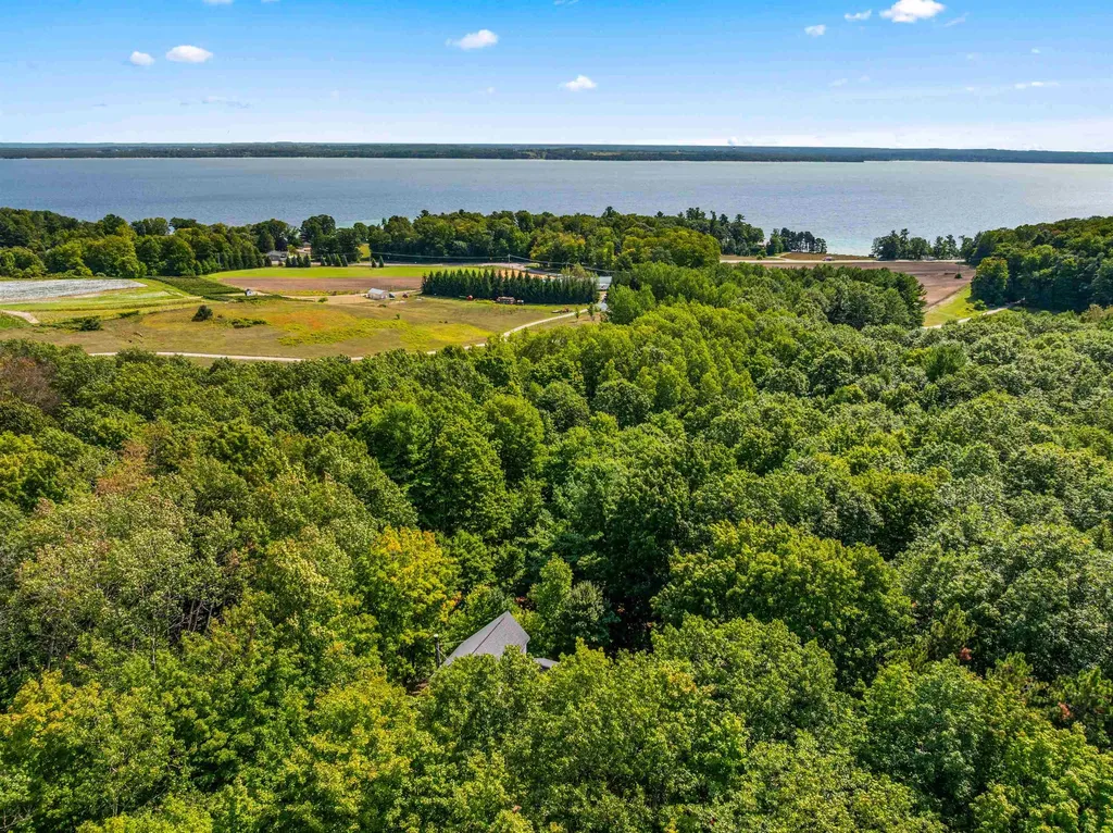 10552 Craig Road Peninsula Township MI 49686