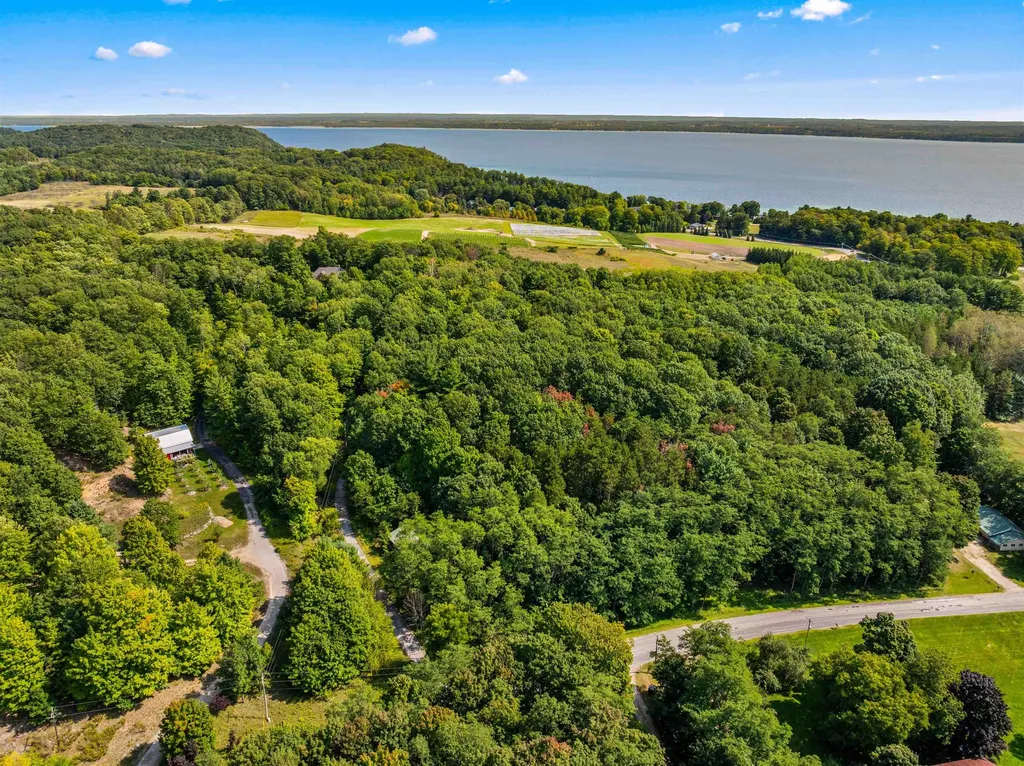 10552 Craig Road Peninsula Township MI 49686