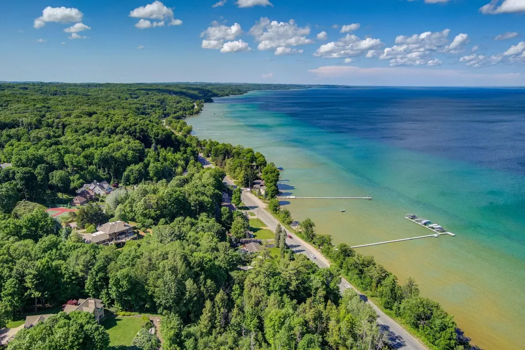 10860 S West Bayshore Drive Elmwood Charter Township MI 49684
