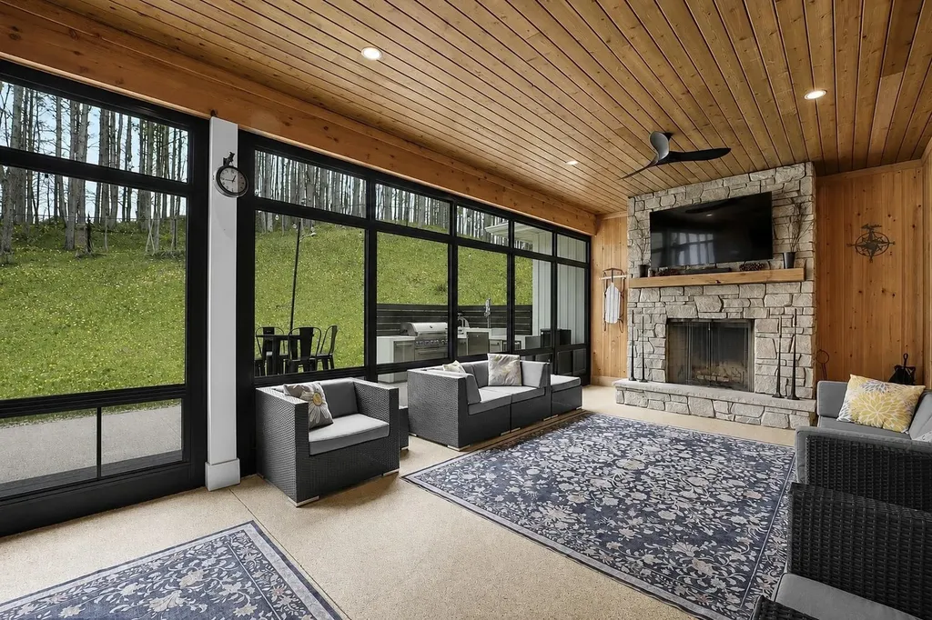 3992 Hidden Hills Court Peninsula Township MI 49686