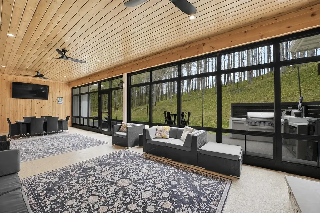 3992 Hidden Hills Court Peninsula Township MI 49686