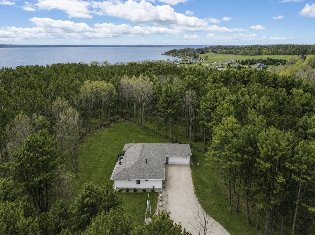 3992 Hidden Hills Court Peninsula Township MI 49686